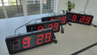 4-inch 4-digit GPS wall clock — photograph 2